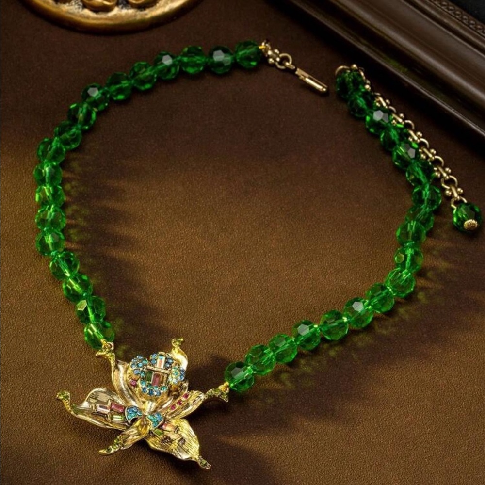 Elegant Green and Gold Necklace with Floral Pendant